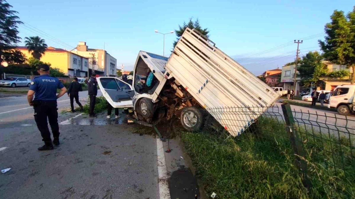 Samsun\'da Kamyonet Ağaca Çarptı: 2 Yaralı