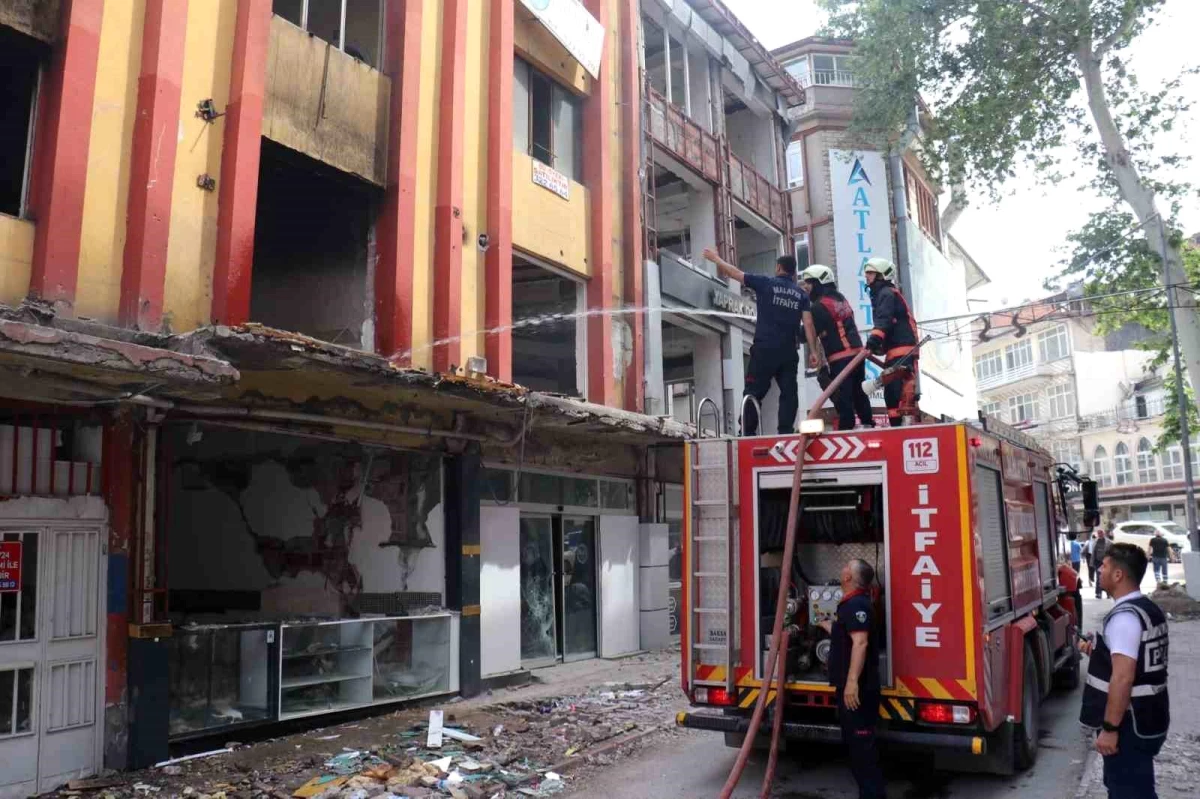 Malatya\'da Deprem Hasarı Olan Binada Yangın Çıktı