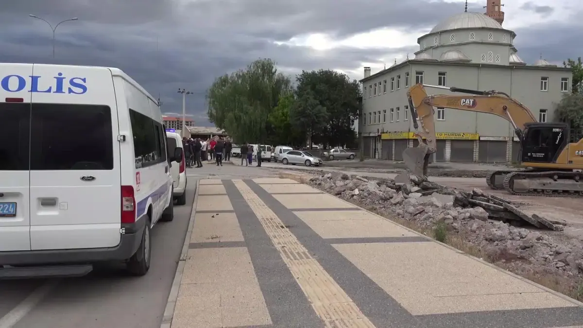 Aksaray\'da Yeni Sanayi Bölgesine Taşınamayan Esnafın Yolları Kazıldı, Esnaf Belediye Yetkililerine Tepkili