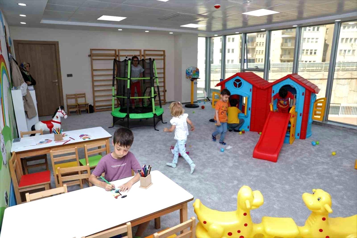 İzmit Belediyesi, Kuruçeşme Yaşam Merkezi\'nde Çocuk Oyun Odası açtı
