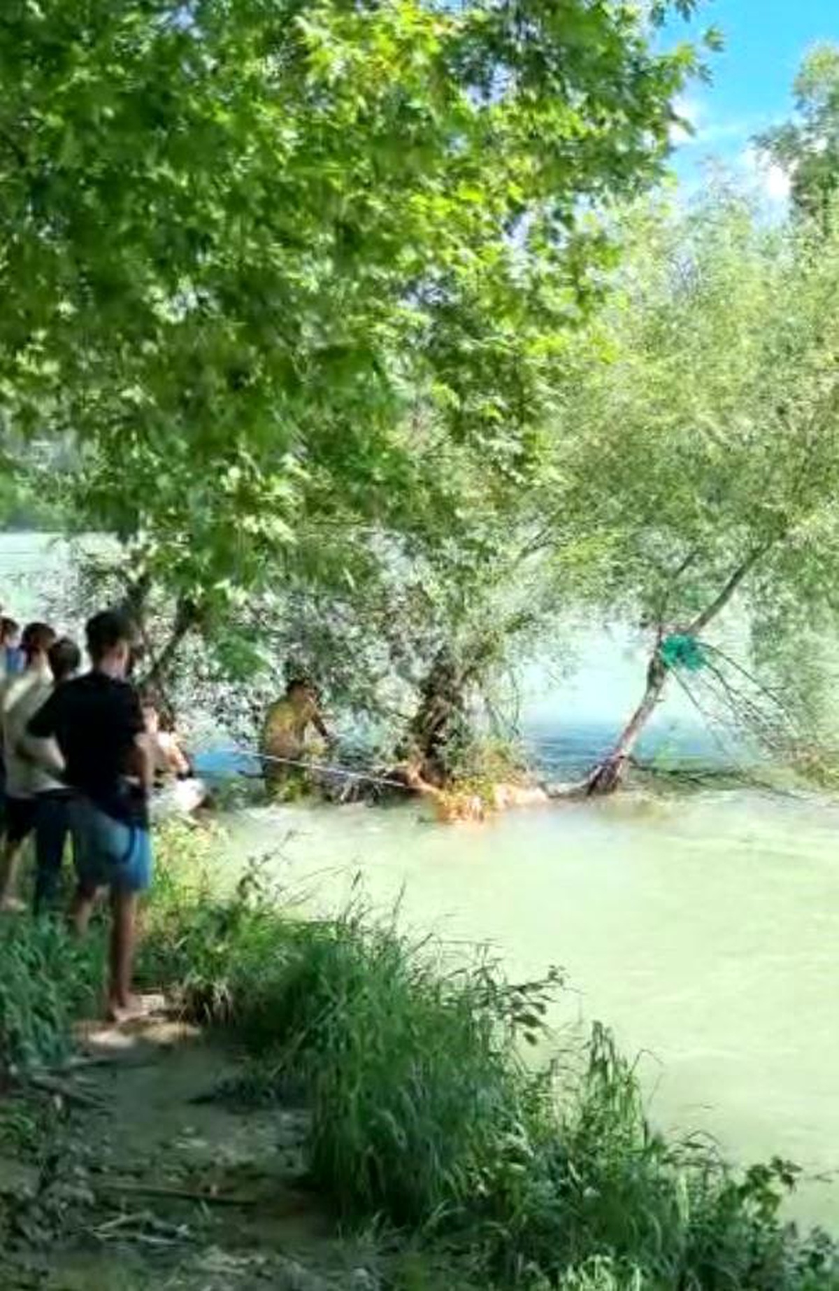 Serik\'te ırmağa giren genç, vatandaşlar tarafından kurtarıldı