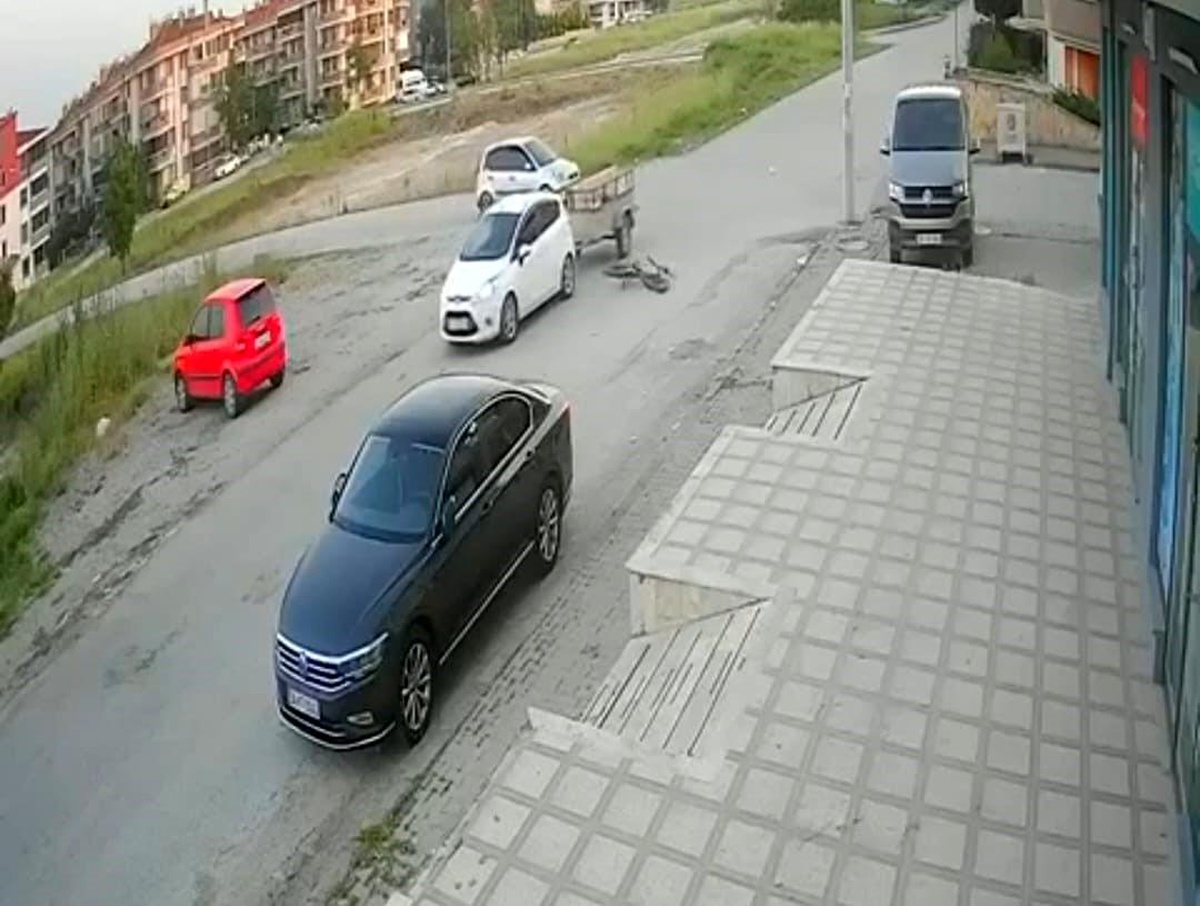 Balıkesir\'de Motosiklet Römorkun Üstüne Düştü