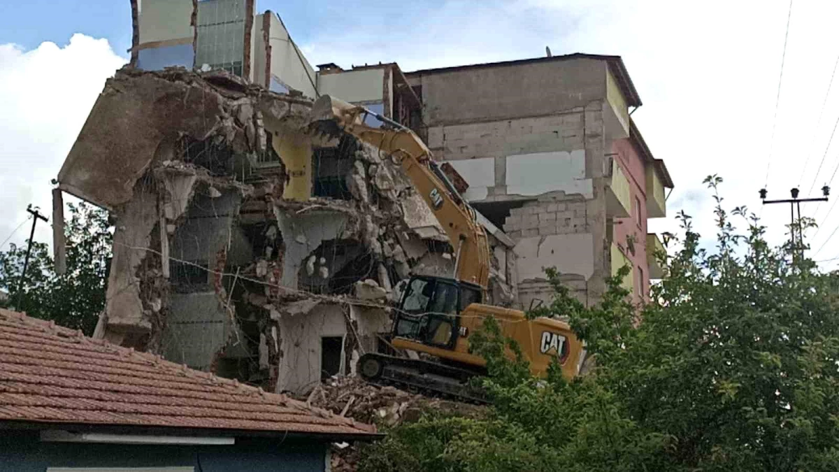 Sivas\'ta deprem hasarlı binanın yıkımında operatör ağır yaralandı