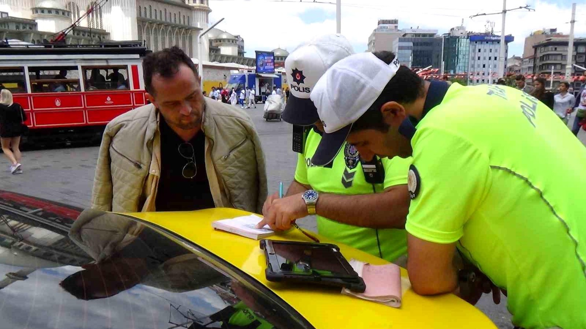 Taksim\'de ticari taksi denetimi: Başkasının ehliyeti ile trafiğe çıkan sürücü yakalandı