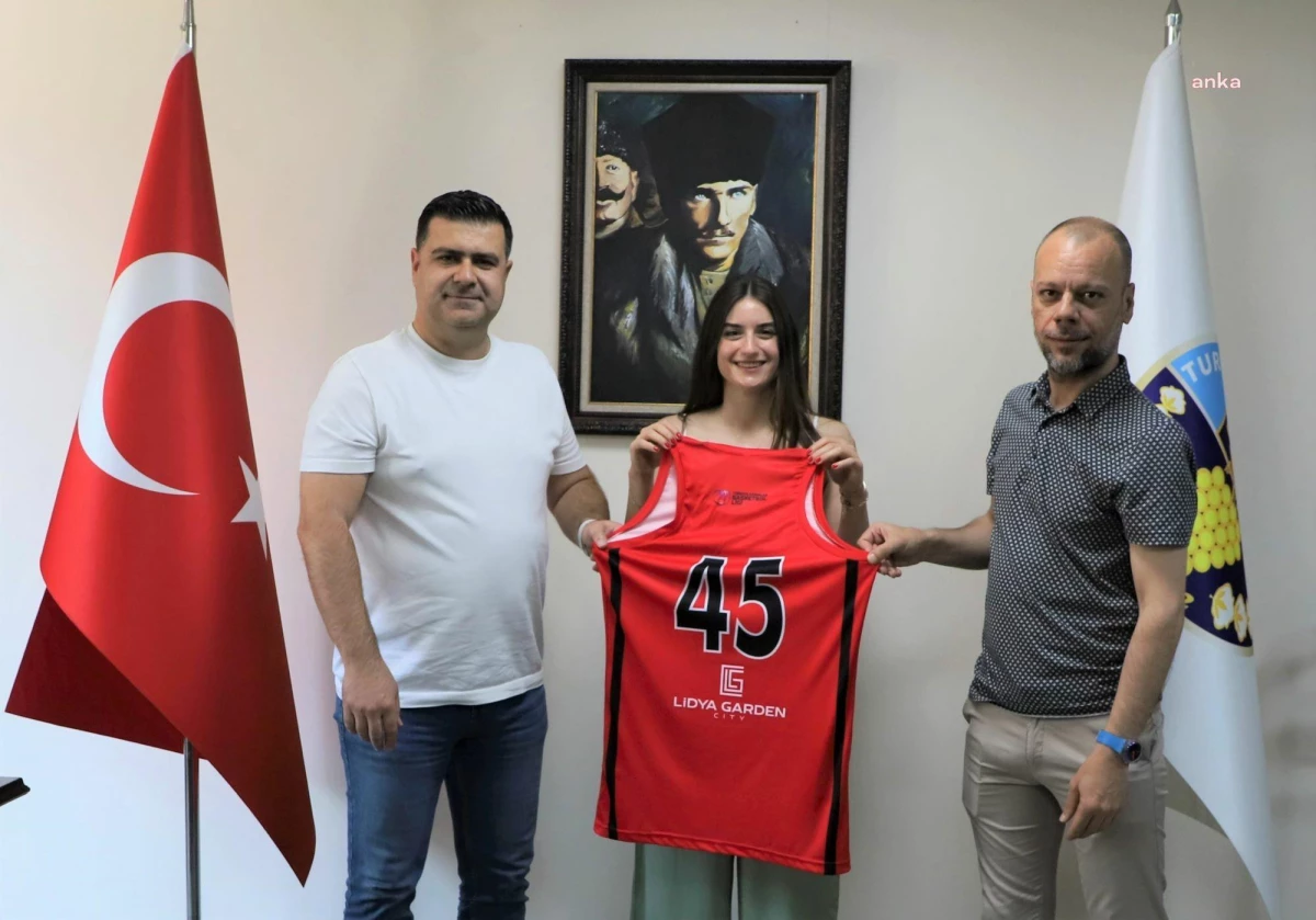 Yağmur Öztürk, Turgutlu Belediyespor\'a kaptan olarak geri döndü