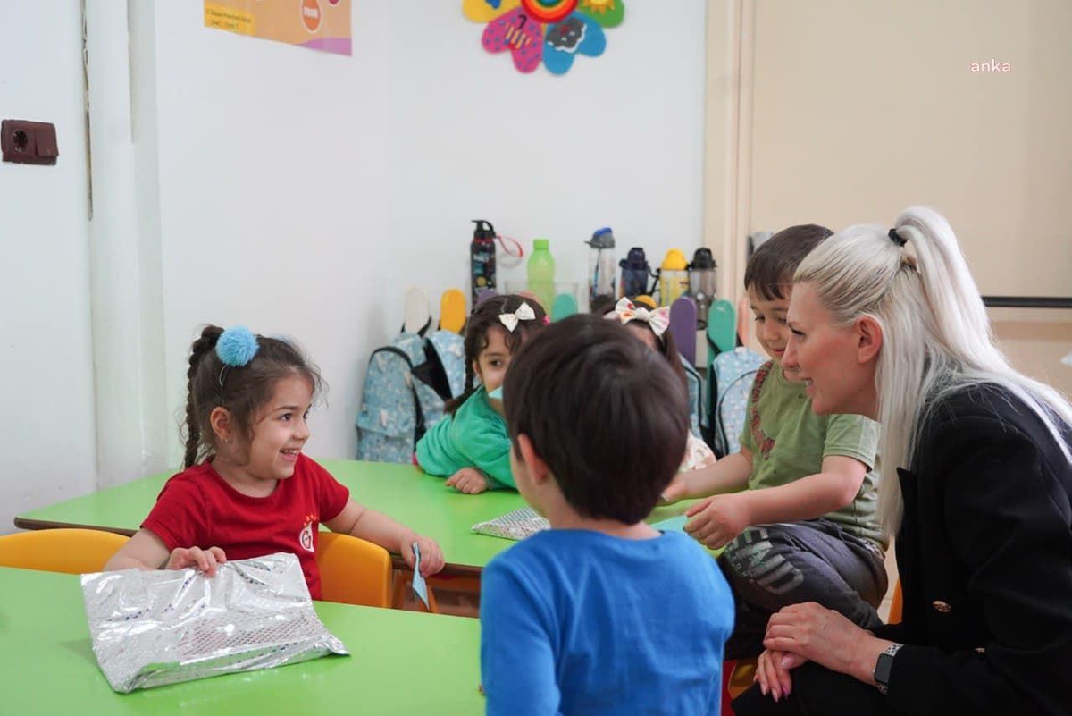 Bilecik Belediye Başkan Vekili Melek Mızrak Subaşı, çocuklara kitap hediye etti