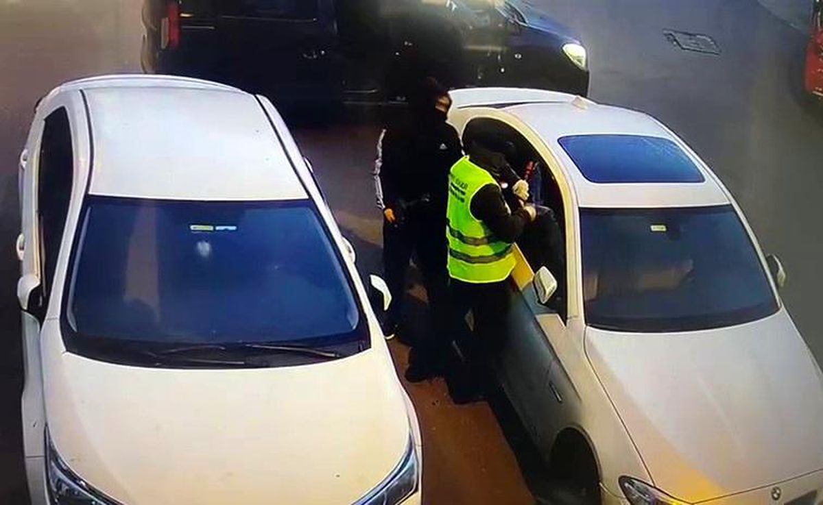 Büyükçekmece\'de 3 Lüks Aracın Gösterge Panelleri Çalındı