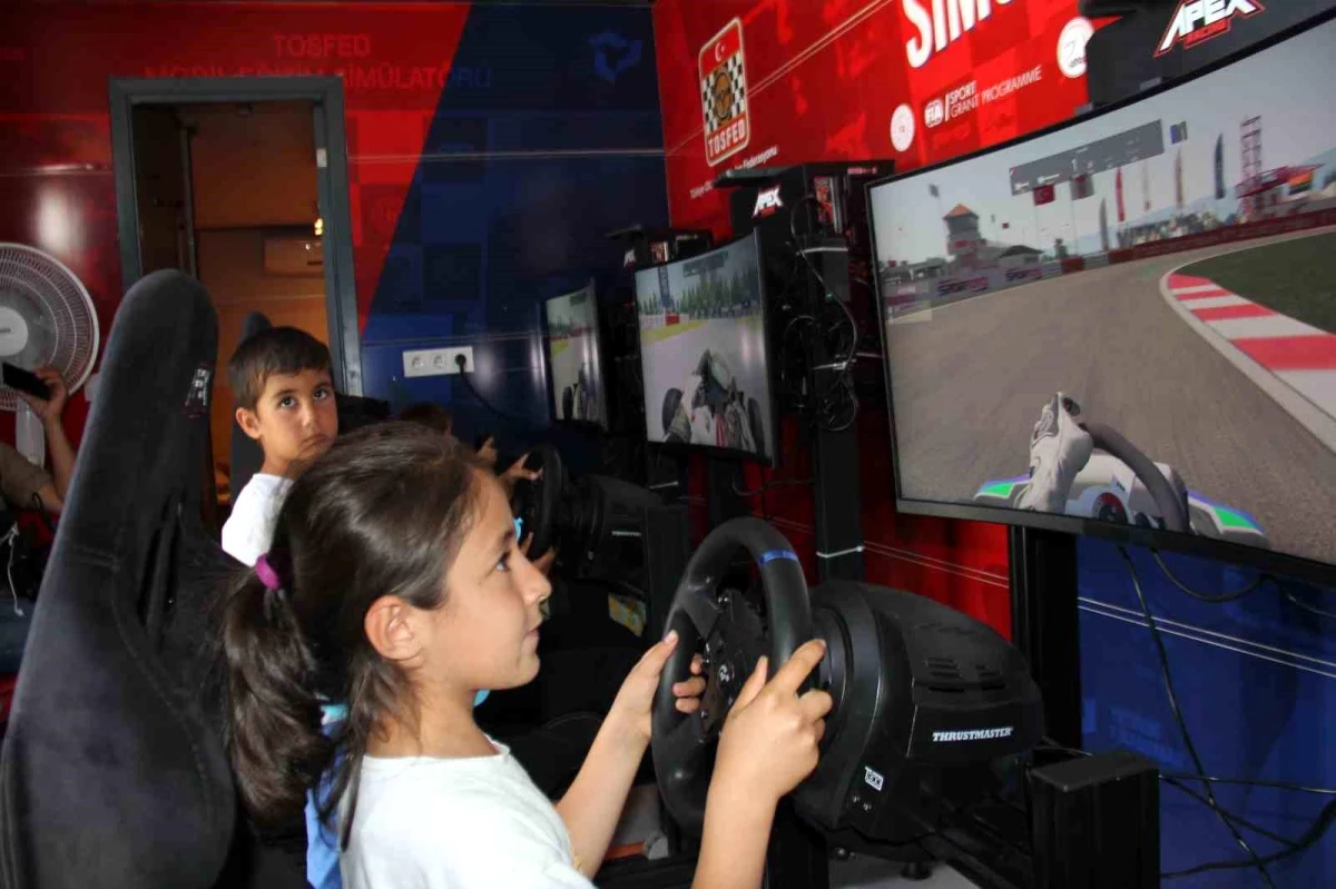TOSFED mobil eğitim simülatörü depremzede çocukları eğlendirdi