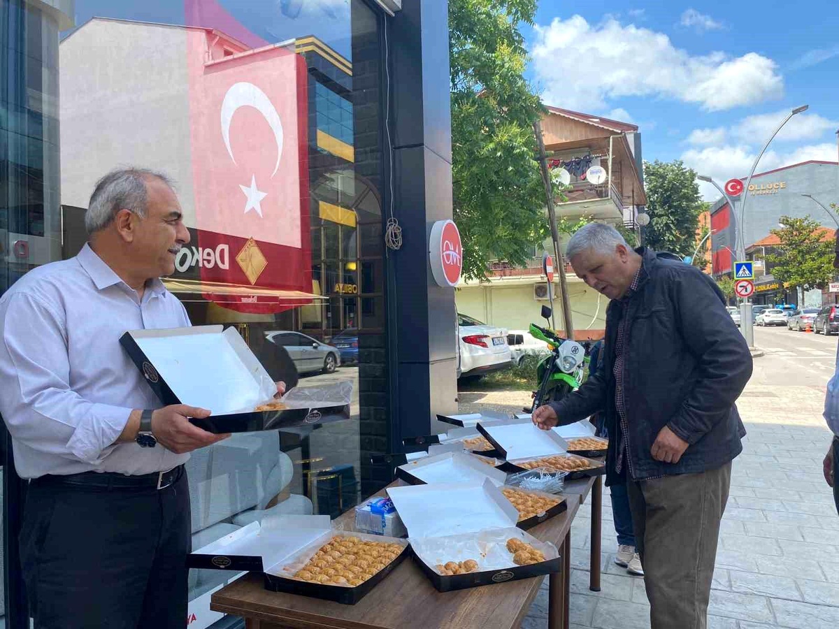 Kocaeli Esnafı, Cumhurbaşkanı Erdoğan\'ın Seçim Zaferini 25 Kilo Baklava İle Kutladı