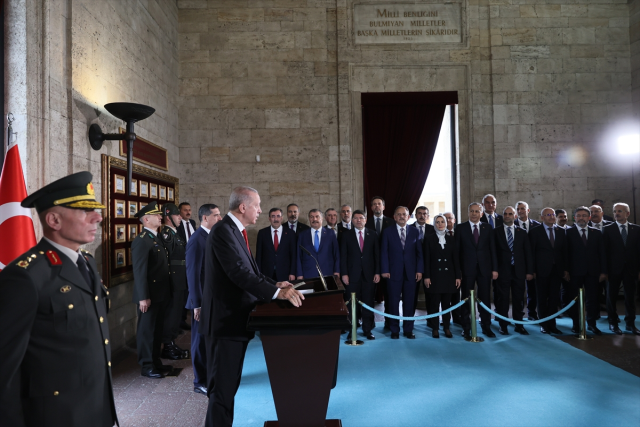 Cumhurbaşkanı Erdoğan ve yeni kabine üyeleri Anıtkabir'de