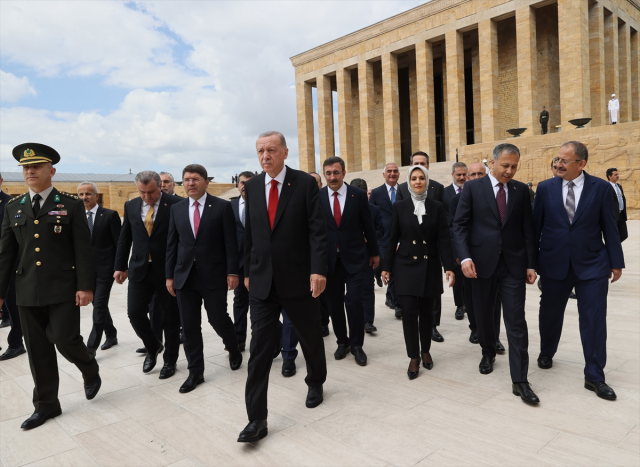 Cumhurbaşkanı Erdoğan ve yeni kabine üyeleri Anıtkabir'de