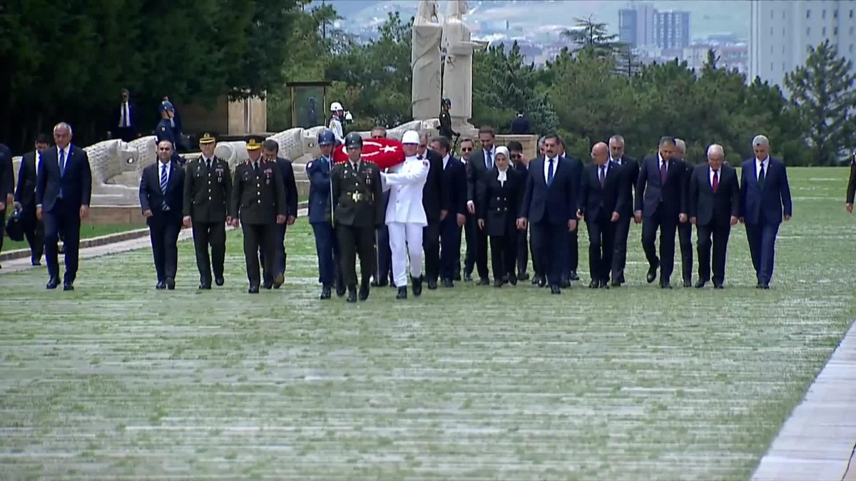 Cumhurbaşkanı Erdoğan, yeni kabine üyeleriyle birlikte Anıtkabir\'i ziyaret etti