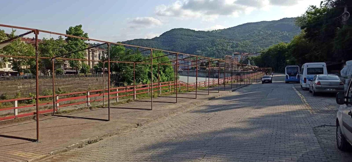 Devrek\'te Festival Kapsamında Alışveriş Standları Kuruldu