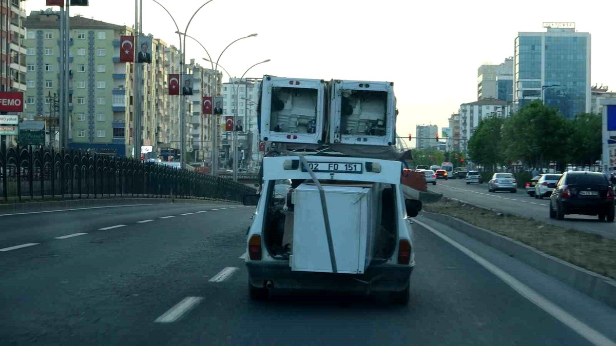 Diyarbakır\'da Otomobil Nakliye Aracı Gibi Kullanıldı