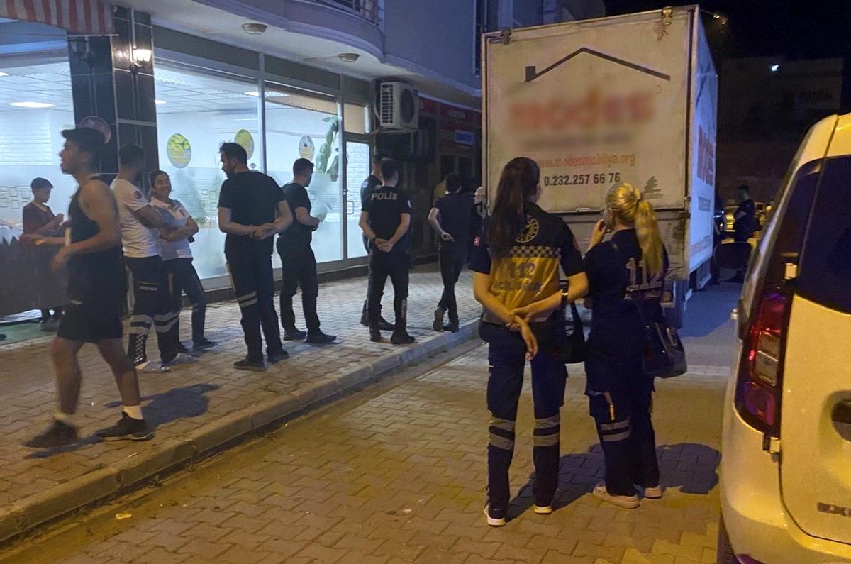 Adıyaman\'da Alkollü Kadın Sokak Ortasında Bıçakla Koşuşturdu