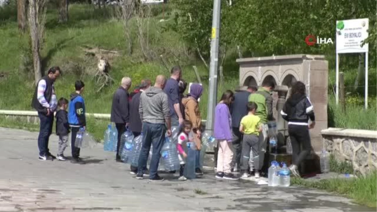 Erzurumlular Paşa Pınarı\'ndan su almak için kuyruğa giriyor