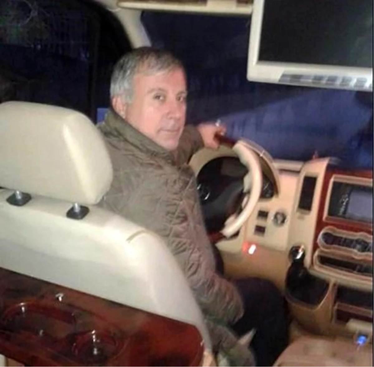Fatih\'te Bir Kişi Otomobilin İçinde Ölü Bulundu, 5 Kişi Gözaltına Alındı