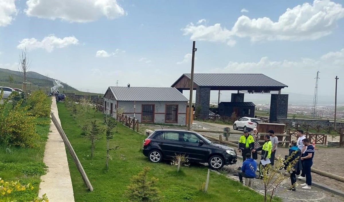 Erzurum\'da Sürücü Fren Yerine Gaze Bastı, Bahçe Duvarından Aşağı Uçtu