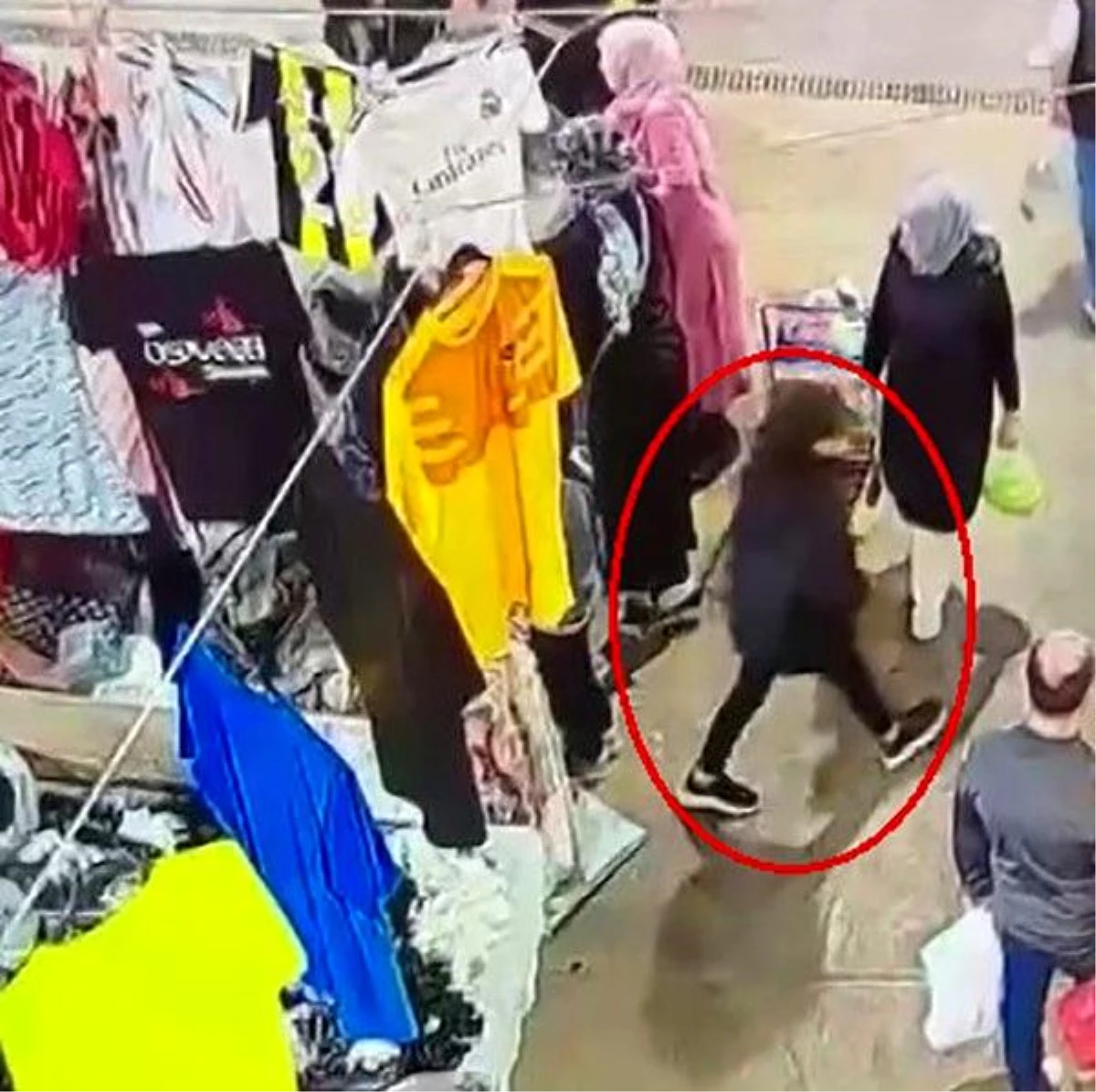 Kadın, hırsızlığa alet ettiği kız çocuğuyla birlikte çantayı çaldı