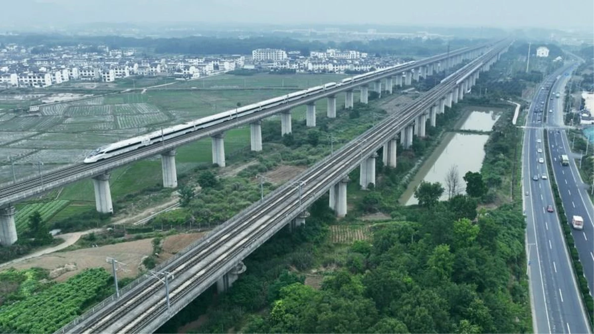 Çin\'de Yeni Yüksek Hızlı Demiryolu Hattı Açıldı