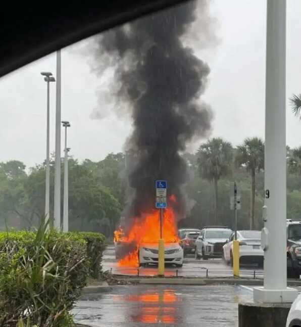 Hırsızlık yapan kadının iki çocuğu alev alan arabada mahsur kaldı