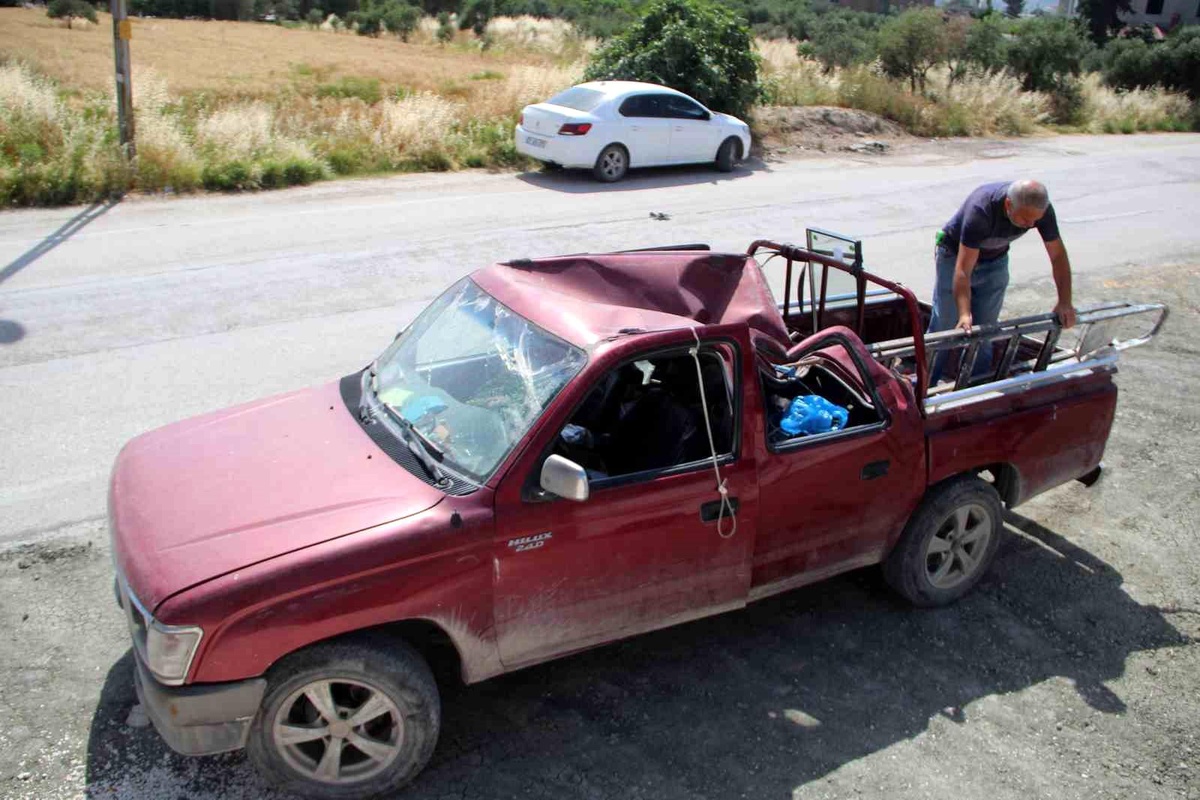 Depremde kamyoneti hasar gören mobilya ustası, kamyonetini dükkanı haline getirerek depremzedelere yardım ediyor
