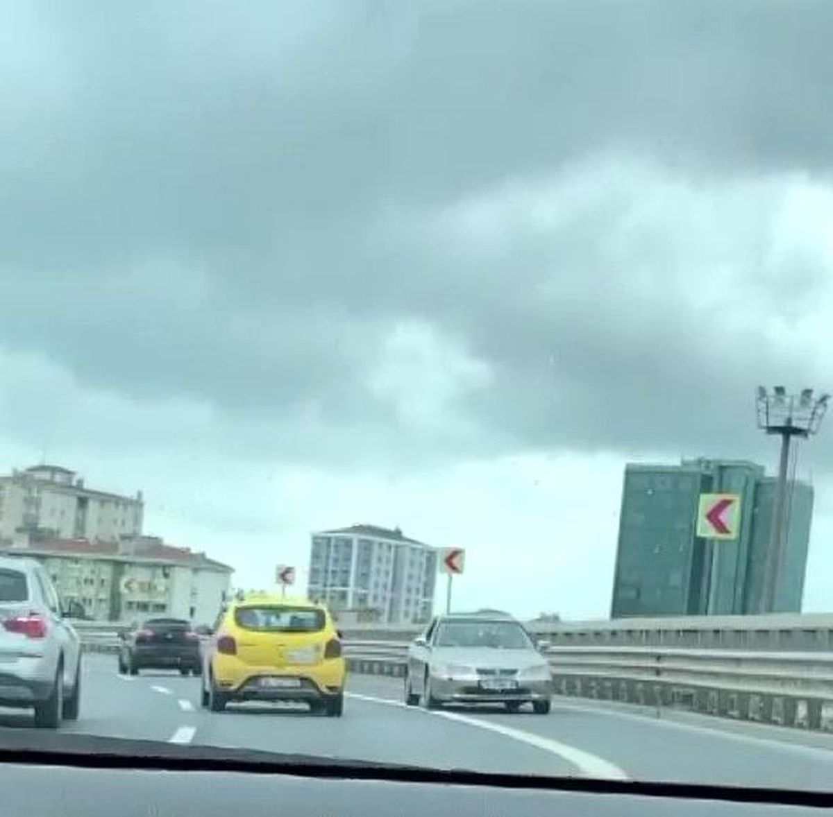 Kadıköy\'de Geri Geri Giden Otomobil Şaşkınlık Yarattı