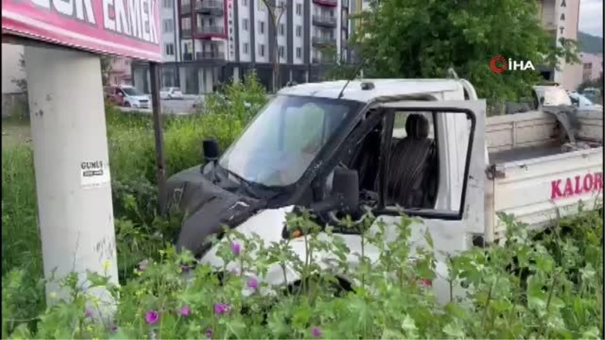Afyonkarahisar\'da Kamyonet ile Otomobil Çarpıştı: 1 Ölü, 4 Yaralı