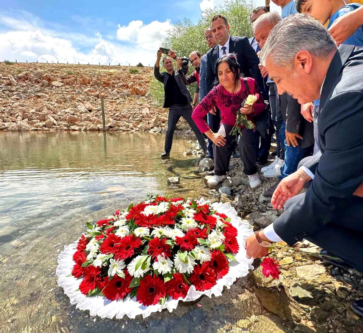 Kahramanmaraş\'ta Depremde Hayatını Kaybedenler İçin Fisandun Barajına Çelenk Bırakıldı