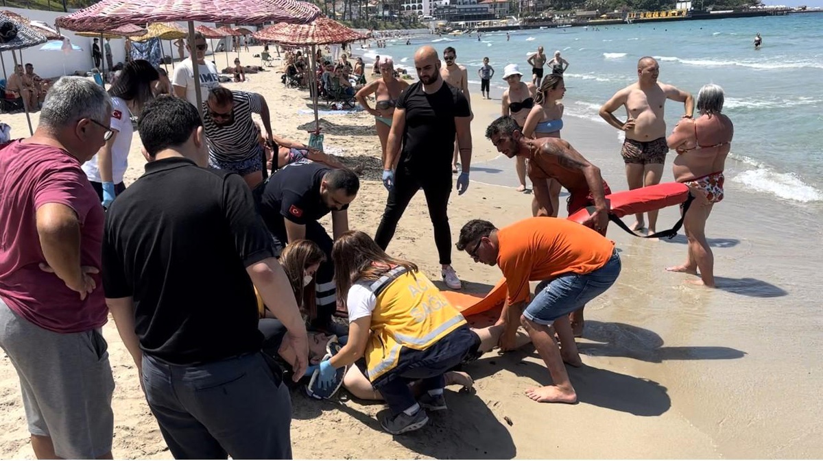 Kuşadası\'nda genç kız arkadaşını kurtarmak isterken boğulma tehlikesi geçiren gençler hastaneye kaldırıldı