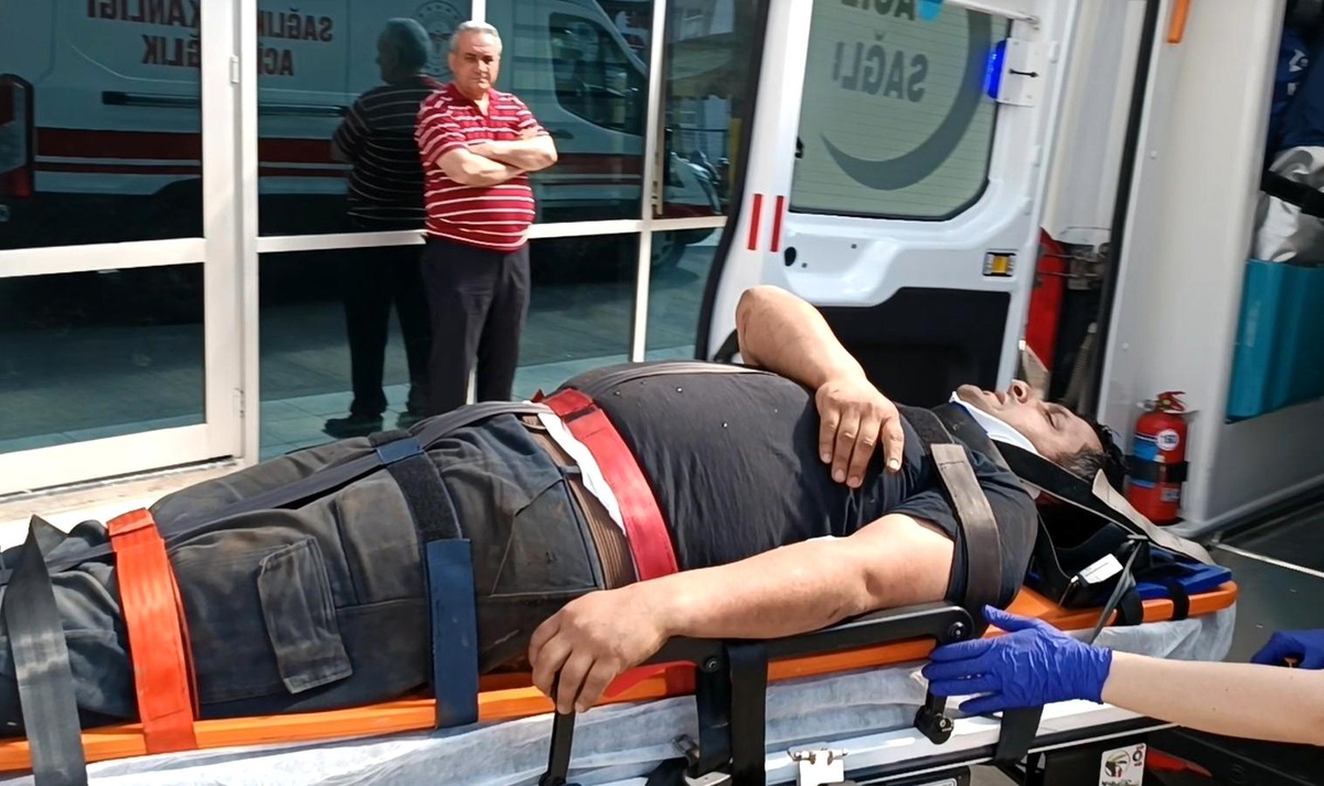 Kocaeli Gebze\'de İşçi 2.5 Metreden Düştü
