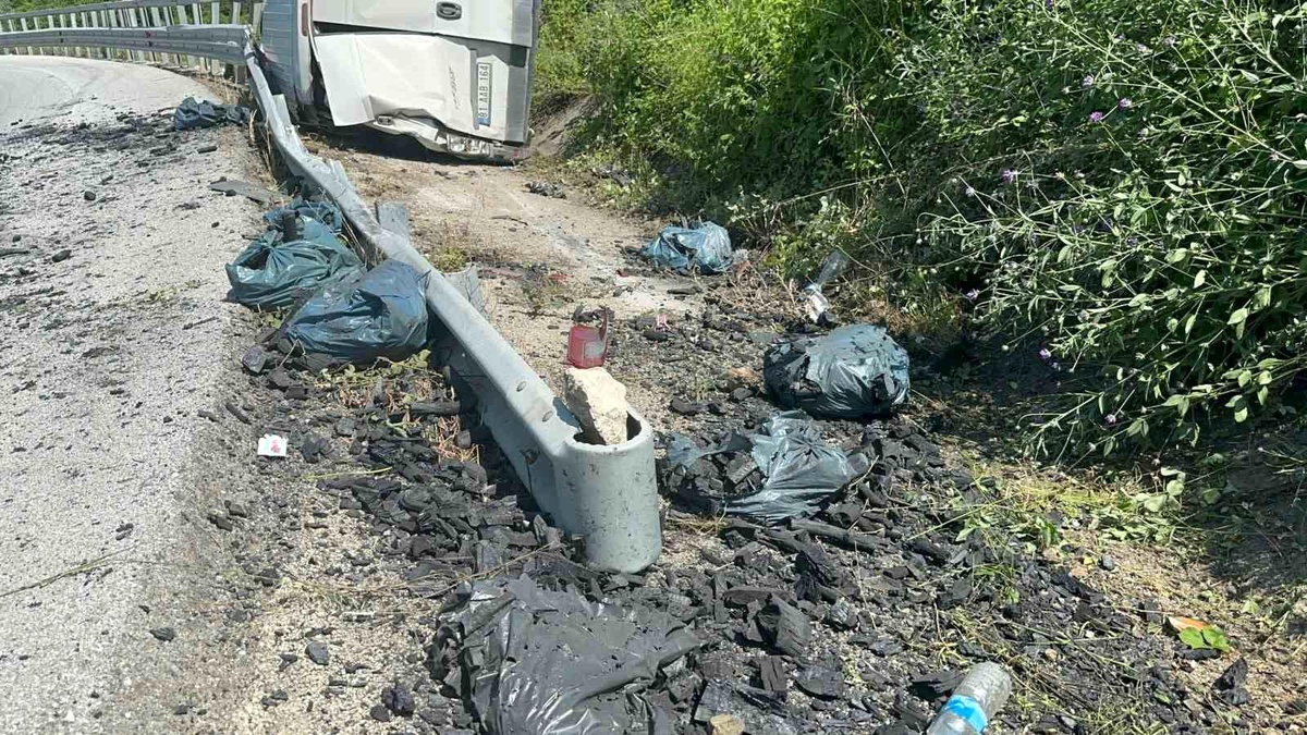 Bursa\'da Mangal Kömürü Taşıyan Kamyonet Kaza Yaptı