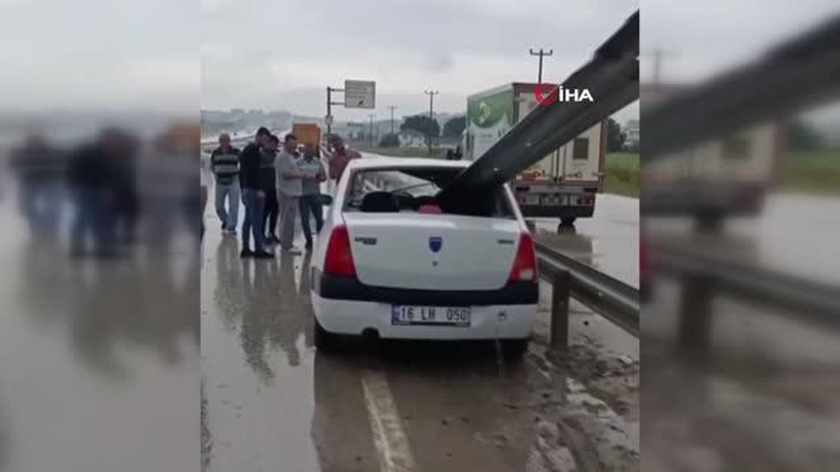 Bursa\'da Kontrolden Çıkan Otomobil Bariyerlere Saplandı