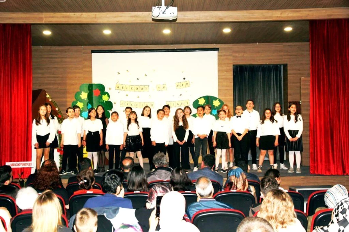 Gülay Kanatlı Ortaokulu öğrencilerinin İngilizce gecesi büyük beğeni topladı