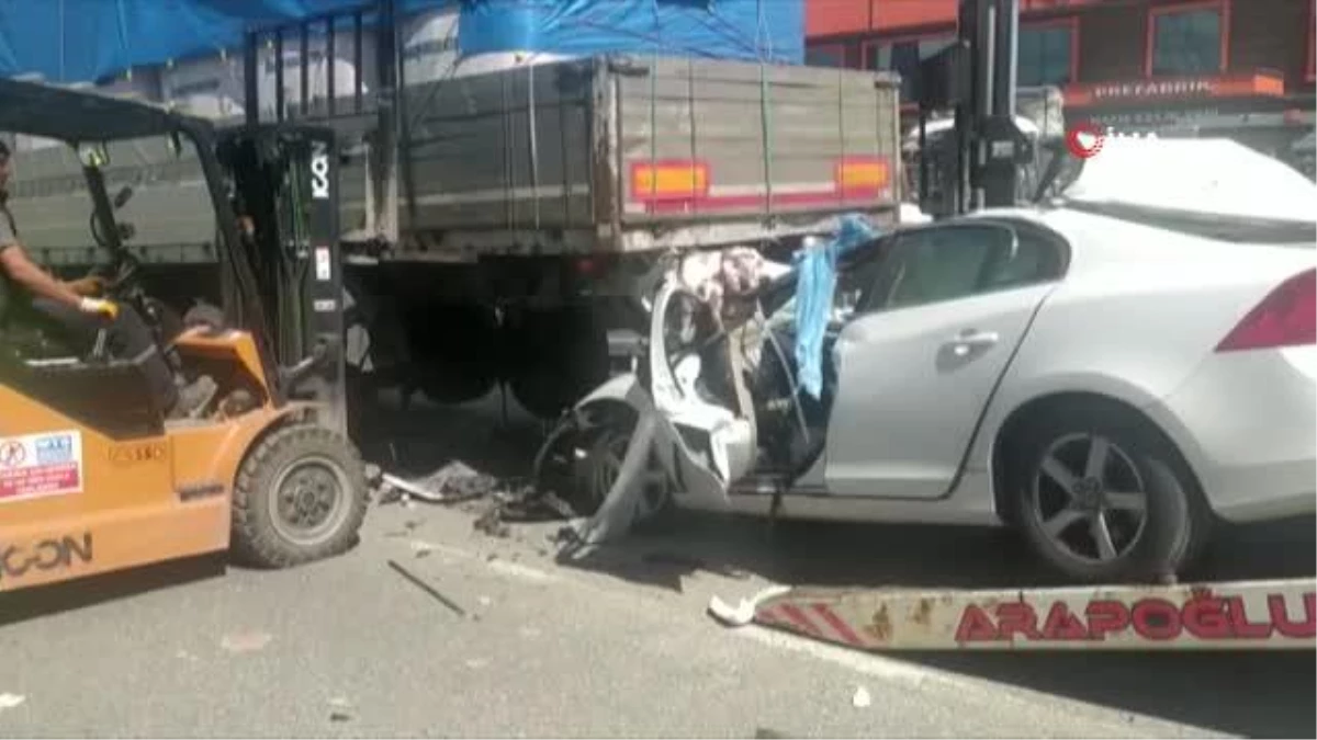 Uşak\'ta Otomobil Tıra Çarptı: Sürücü Hayatını Kaybetti