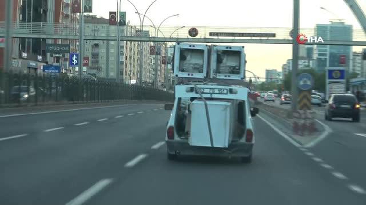 Otomobile yüklediği eşyalarla kazaya davetiye çıkardı