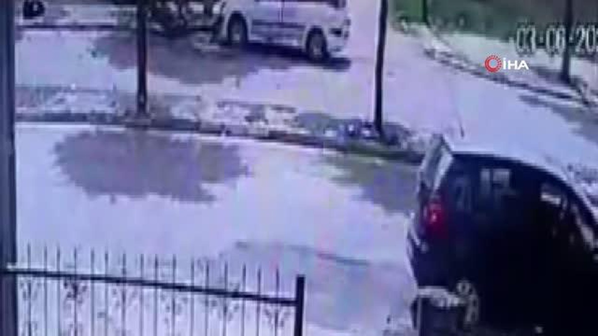 Otomobilin çarptığı motosikletteki 2 genç metrelerce öteye böyle savruldu