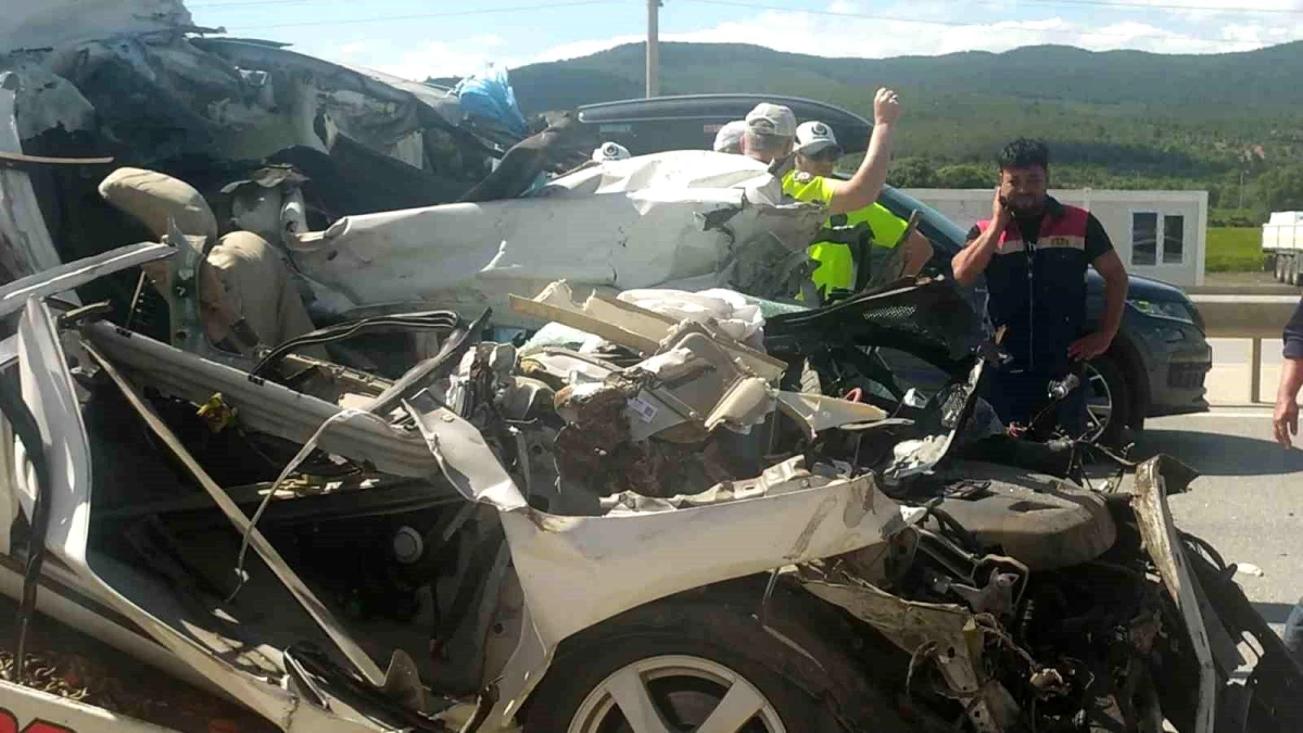 Uşak\'ta Otomobil Tıra Çarptı: Sürücü Hayatını Kaybetti