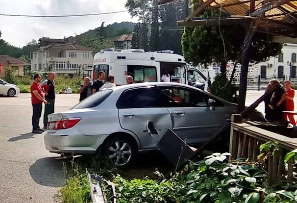 Sapanca\'da Otomobiller Çarpıştı: 3 Yaralı