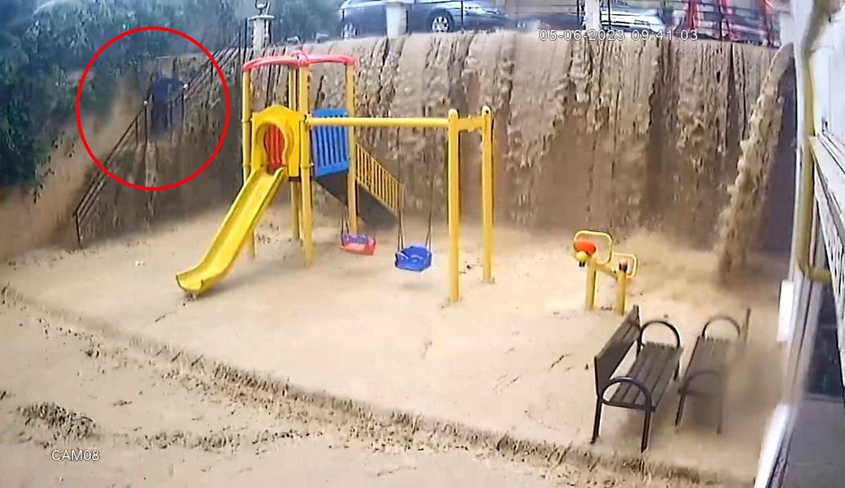 Samsun\'da sel suları istinat duvarını devirdi, 5 araç hurdaya döndü