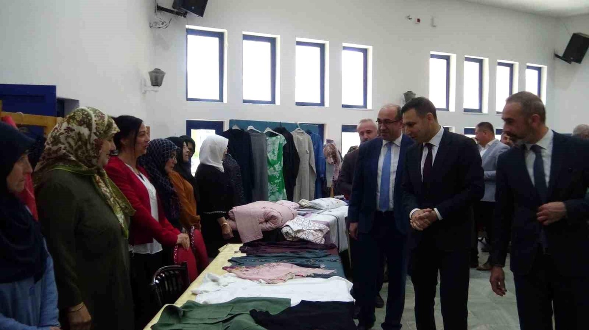Sandıklı Halk Eğitim Merkezi Yıl Sonu Sergisi Açıldı