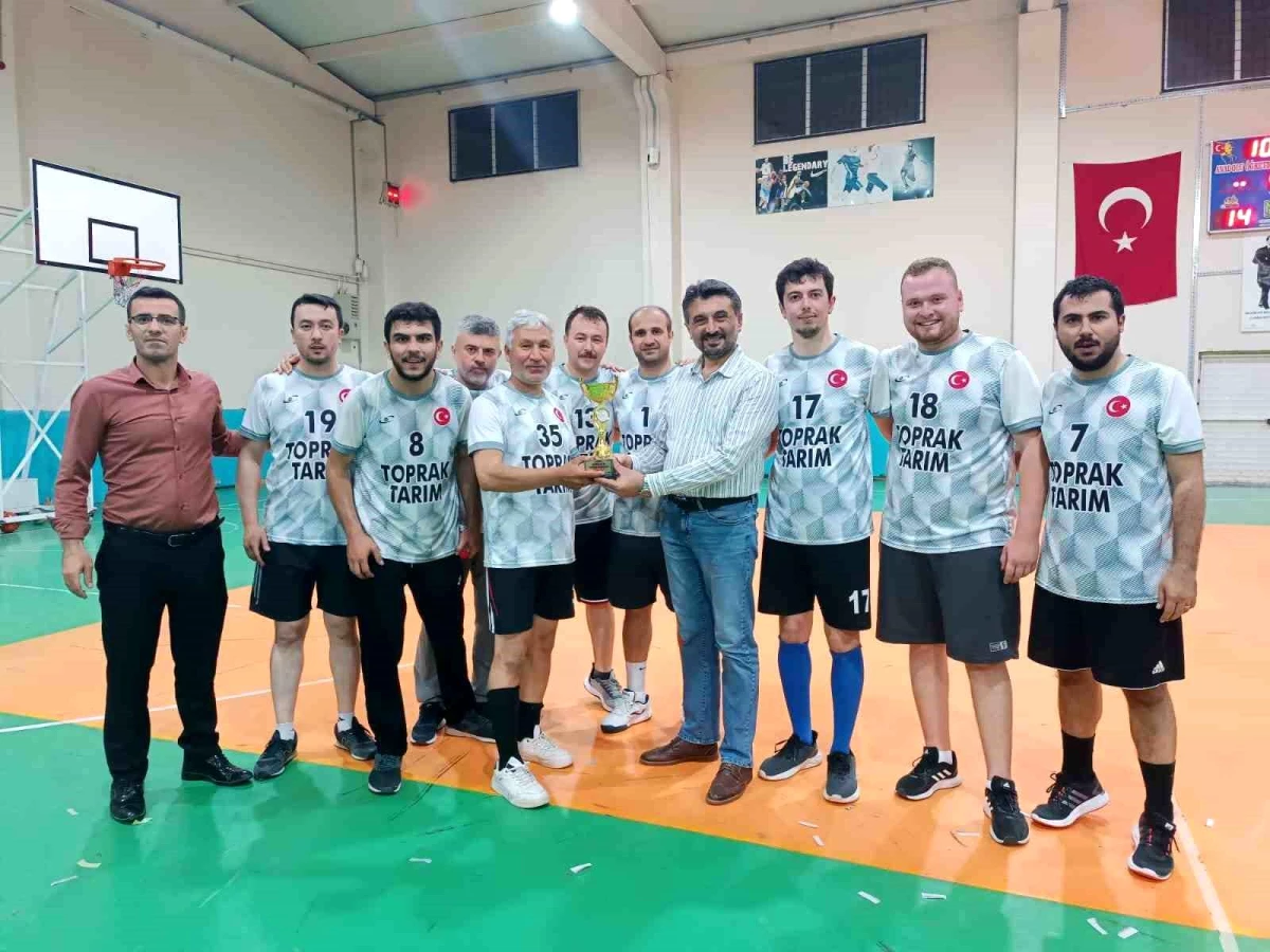 Sarıgöl\'de Kurumlararası Voleybol Turnuvası sona erdi