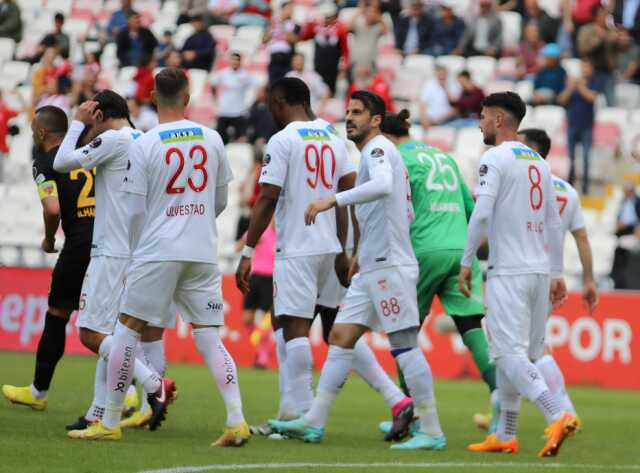 Son maçta birlik beraberlik! Sivasspor ve Kayserispor kaydeş payı yaptı Son maçta birlik beraberlik! Sivasspor ve Kayserispor kaydeş payı yaptı