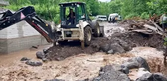 Tokat'taki sağanak yağış, 5 mahalleye ulaşımı sağlayan yolu göle çevirdi