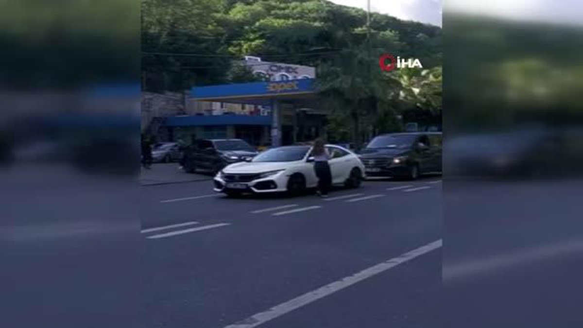 Yavru kargaya yardım etmek isteyen sürücü karganın saldırısına uğradı