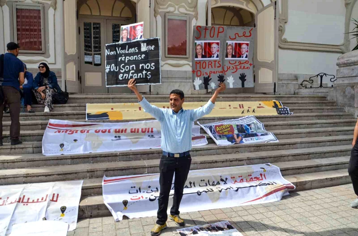 Tunuslu İnsan Hakları Örgütleri, İtalya Başbakanı\'nın Ziyaretine Karşı Protesto Düzenledi