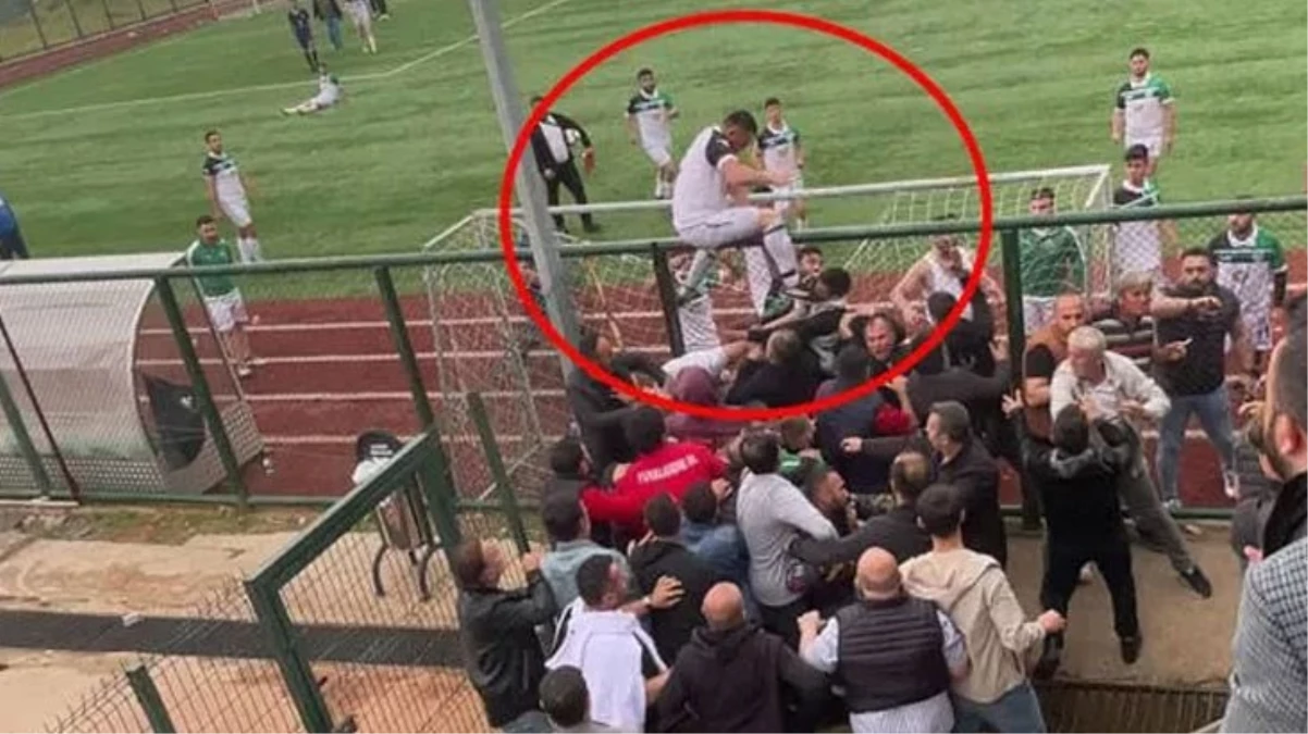 Türkiye\'de yaşandı! Futbolcu, çivili kramponuyla taraftarın kafasına tekme attı