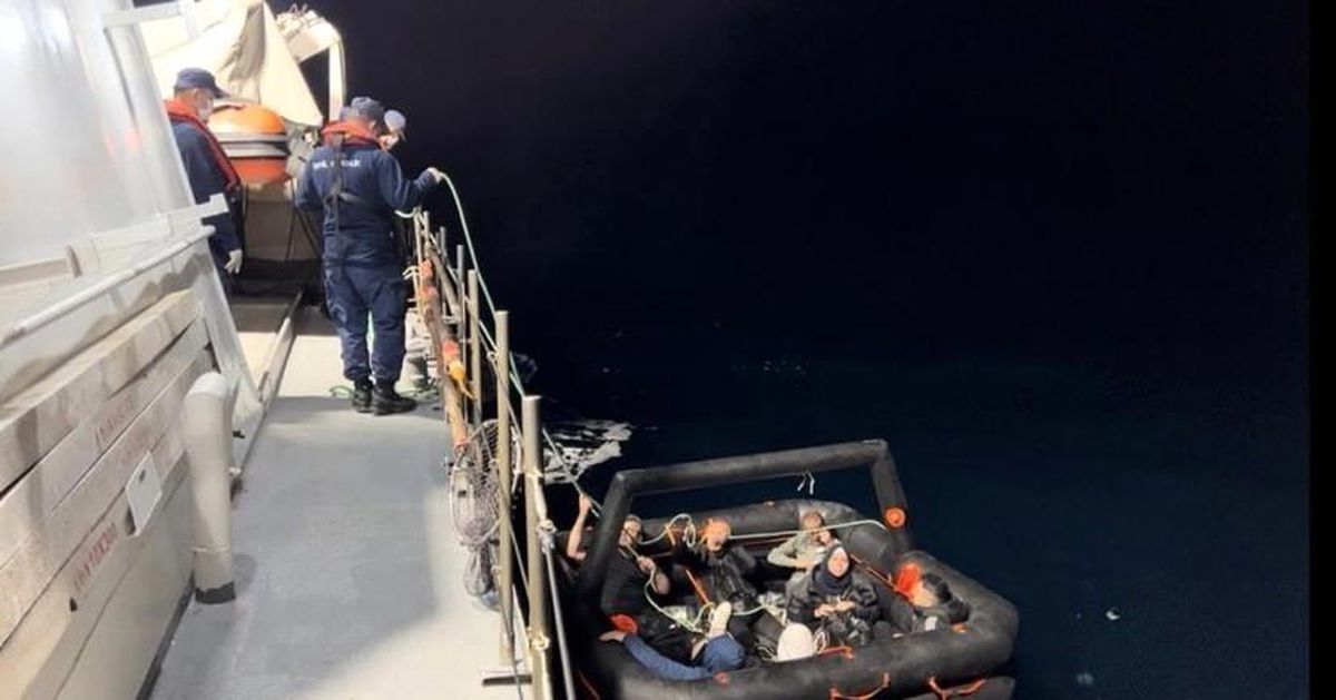 Yunan Sahil Güvenlik ekipleri tarafından geri itilen kaçak göçmenler kurtarıldı