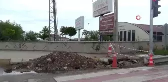 Afyonkarahisar'ın Erenler Mahallesi'nde Bozuk Yollar ve Kaldırım İşgalleri Vatandaşları Bezdiriyor