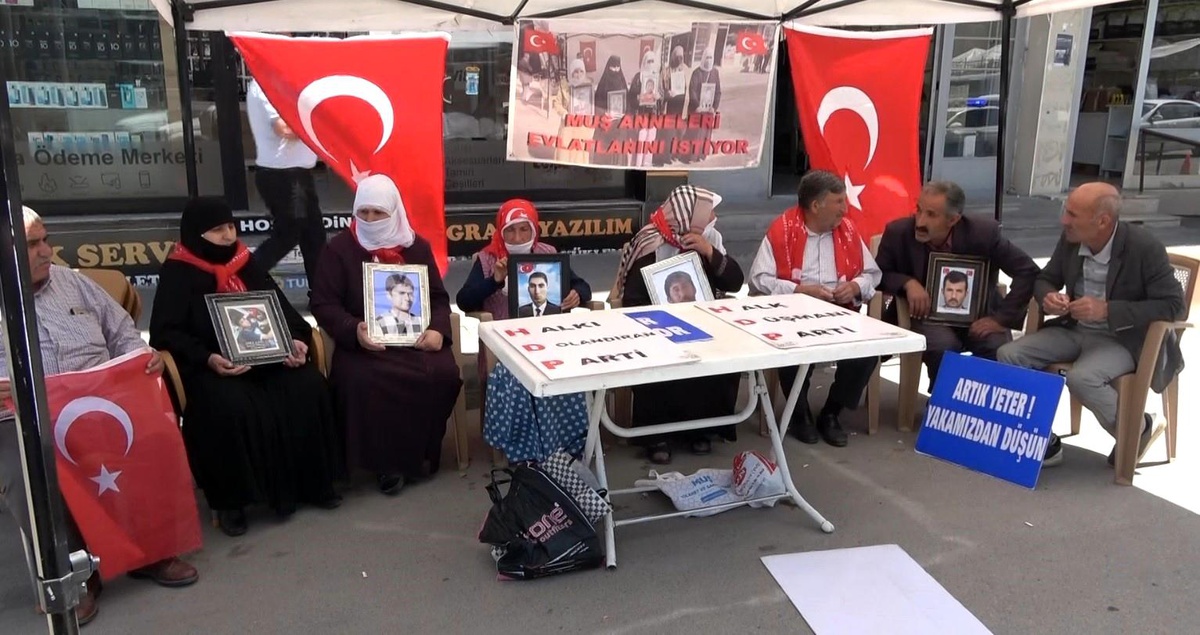 Muş\'ta Ailelerin Evlat Nöbeti Devam Ediyor